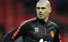 Cáu tiết vì chồng bị cho ra rìa, vợ Valdes công kích sự vô cảm của Man Utd