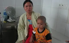 Mẹ nghèo khóc lặng trước cảnh con bị ung thư nguyên bào thần kinh