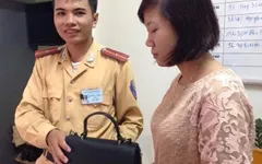 Cảnh sát giao thông trả gần 16 triệu đồng cho người đánh rơi