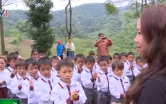 Mang “Áo mới đến trường” cho trẻ em nghèo Bắc Kạn