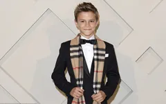 Cậu thứ nhà Becks mê tennis