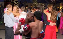Dân mạng chế ảnh về chiến thuật “ôm người” của Mayweather