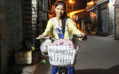 Cô bé nghèo bán quần áo dạo cho chó mèo để mưu sinh