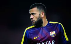 Alves chỉ "dọa" ra đi nhằm gây áp lực với Barcelona?