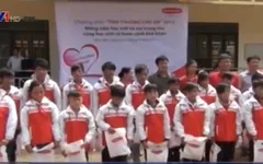 Tặng quà Trung thu cho học sinh nghèo Điện Biên