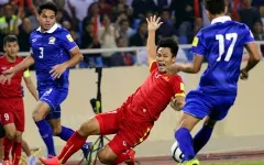 Mạc Hồng Quân phải bó bột sau trận thua Thái Lan
