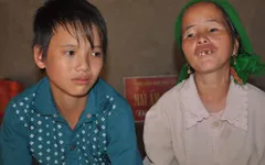 Nước mắt bé 13 tuổi chăn bò thuê nuôi mẹ