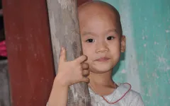 Thương bé 5 tuổi mắc bệnh lạ, bị mẹ bỏ rơi