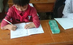 Cảm phục bé lớp 4 tàn tật, sớm mồ côi cha nhưng hiếu học