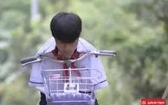 Nghị lực cậu bé không tay đi xe đạp tới trường