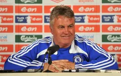 Guus Hiddink đã tới London để chuẩn bị dẫn dắt Chelsea