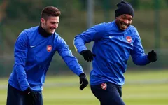 Bị chê "chân gỗ", Giroud muốn nói chuyện thẳng thắn với huyền thoại Henry