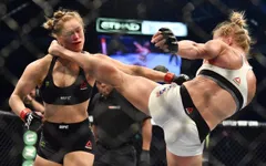 Nữ hoàng UFC Ronda Rousey ngất lịm sau cú đá knock-out của đối thủ