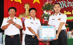 Tặng quà Tết cho cán bộ, chiến sĩ đảo An Bang