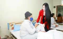 Hoa hậu Ngọc Anh nghẹn ngào trao quà cho bệnh nhân ung thư