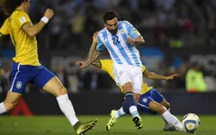 Argentina chia điểm với Brazil trong ngày vắng Messi, Aguero