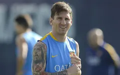 Messi và đồng đội tưởng niệm nạn nhân vụ thảm sát ở Paris trong buổi tập