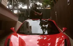 Neymar ngồi trên nóc khoe siêu xe Ferrari mới tậu