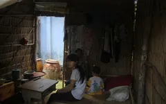 Xót thương 2 cha con sắp chết bên căn nhà rách nát