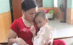Rơi nước mắt trước nụ cười bé 7 tuổi ung thư não giai đoạn cuối