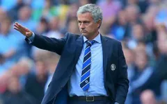 Mourinho trùm kín mặt, phóng như bay rời đại bản doanh Chelsea