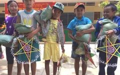 ĐBSCL: Các bé họ Nhân và hàng trăm học sinh khó khăn nhận quà trung thu sớm