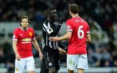 Bà xã Evans bênh chồng vụ "phun mưa" vào Papiss Cisse
