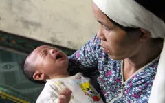 Thiếu sữa mẹ, bé 2 tháng tuổi chỉ ăn nước cháo để sống
