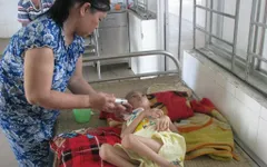 Cơ cực cảnh mẹ đơn thân nuôi con thơ động kinh suốt 10 năm trời