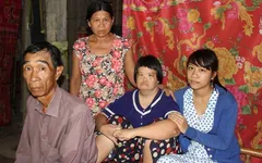 Thương bé lớp 9 một mình chăm cha ung thư, mẹ xuất huyết não