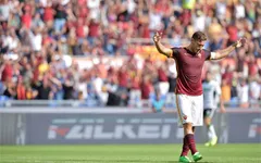 Francesco Totti cán mốc 300 bàn cho Roma