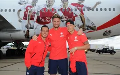 Arsenal bị chê ‘sang chảnh’ vì ngồi máy bay đúng … 14 phút