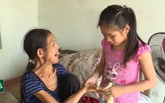 Xót thương cảnh bé gái 11 tuổi nuôi mẹ tâm thần