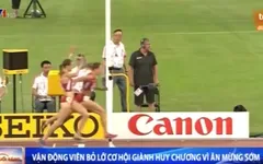 Ăn mừng sớm, VĐV điền kinh bị đồng đội nẫng huy chương