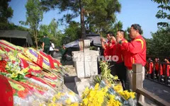 Các VĐV đua xe đạp dâng hương tưởng niệm Đại tướng Võ Nguyên Giáp