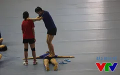 VTV Cup 2015: Trần Thúy giẫm lên người đồng đội sau buổi tập