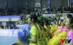 Hoạt náo viên VTV Cup "thổi lửa" vào sân đấu bóng chuyền ở Bạc Liêu