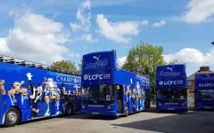 Leicester City chơi trội, dùng tới 4 chiếc xe buýt để rước cúp
