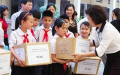 Tặng sách cho học sinh 4 tỉnh bị ảnh hưởng do Formosa