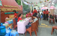 Sinh viên Hà Nội hưởng ứng tham gia hiến máu trong tiết trời oi bức