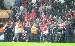 Bàn thắng của Rashford khiến CĐV Man Utd... gãy chân