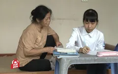 Người bà 14 năm chăm sóc cho đứa cháu không "máu mủ, ruột rà"