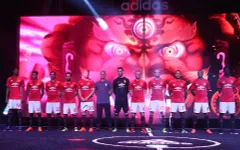 Ibrahimovic cực “ngầu” trong ngày ra mắt áo đấu mới của Man United