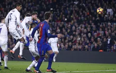 Ramos tỏa sáng phút 90, Real Madrid hòa kịch tính Barcelona tại Camp Nou