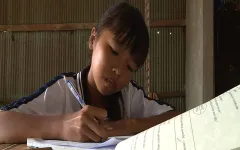 Cô bé vượt lên cuộc sống khó khăn với niềm đam mê học tập