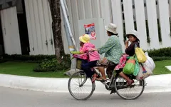 Xót thương cảnh người mẹ đơn thân nuôi con bại não