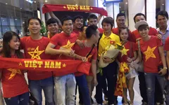 ĐT nữ Việt Nam rơi nước mắt trong vòng tay của người hâm mộ