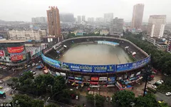 Trung Quốc: Sân bóng đá biến thành “bồn tắm khổng lồ” vì mưa to kỷ lục