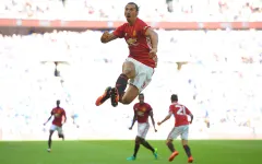 VIDEO: Ibra đánh đầu không thể cản phá, đưa Man Utd lên đỉnh nước Anh