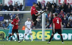 Pogba ghi siêu phẩm, Ibra lập cú đúp, Man Utd ngắt mạch thất vọng